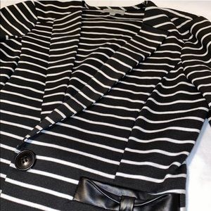 B&W women’s blazer with ruffled sleeve